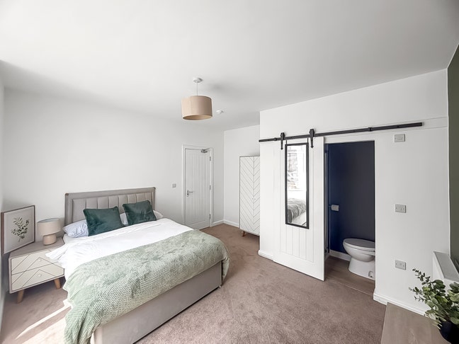 Premium 5‑Bed Ensuite Property with Ensuites Main Photo