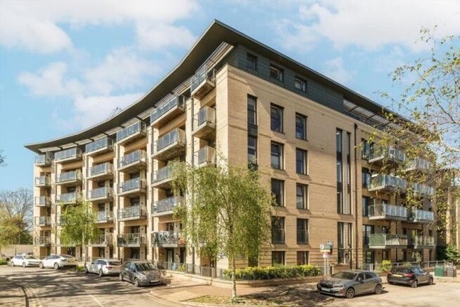 Double en suite room with balcony in Clapham Main Photo
