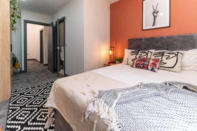 Fully Furnished Ensuite Room | Hyde | Bills Incl Main Photo