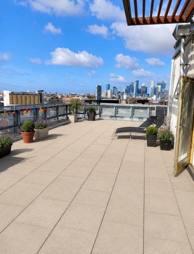 Double room in Penthouse overlooking park  Main Photo