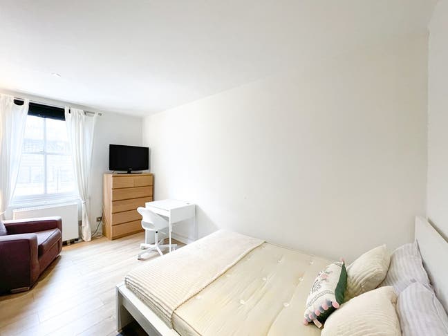 3 Rooms - Students and Professionals Welcome ! Main Photo