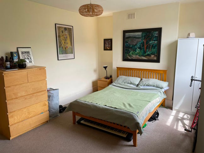 Period flat with 2 friendly civil servants Main Photo
