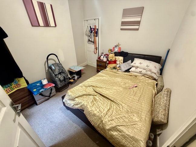 WALK TO TOWN -Double room bills included  Main Photo