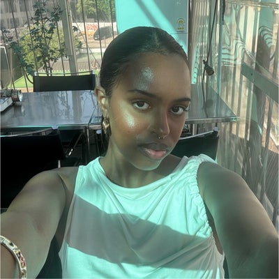 I am a professional female aged 26. I am look... Main Photo