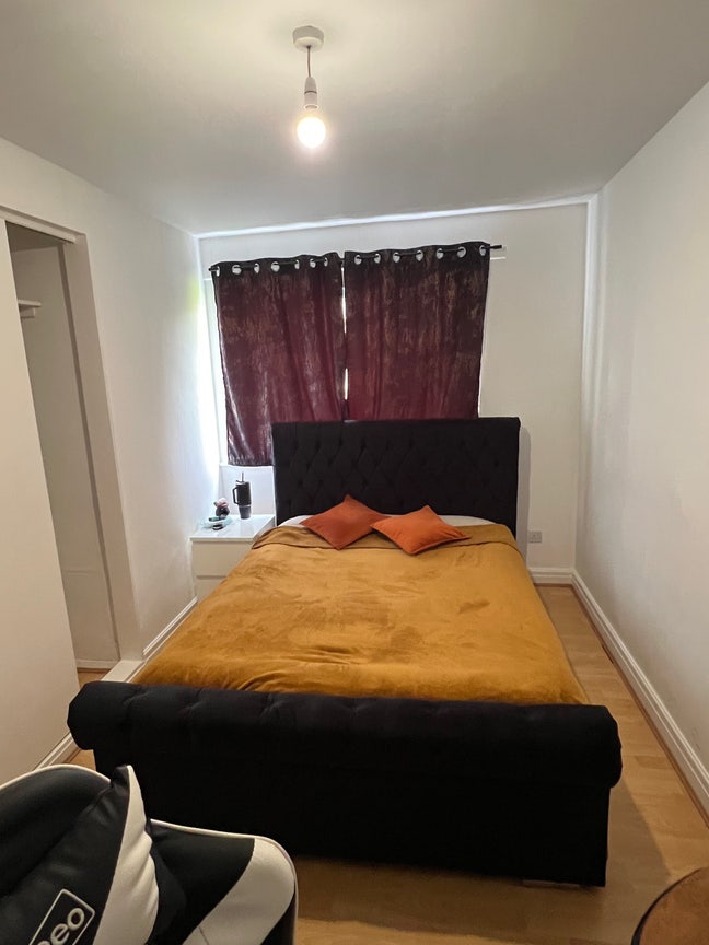 1 double bedroom in heart of sale  Main Photo