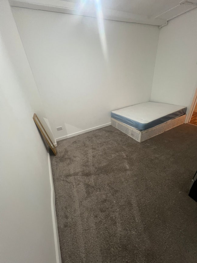 Self contained Studio Available 4 min Tooting Broa Main Photo