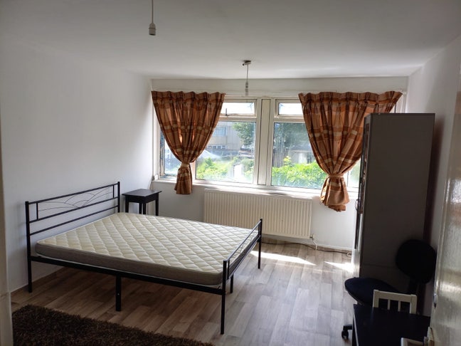 Spacious Double Room with Ensuite – CR4 3QE Main Photo