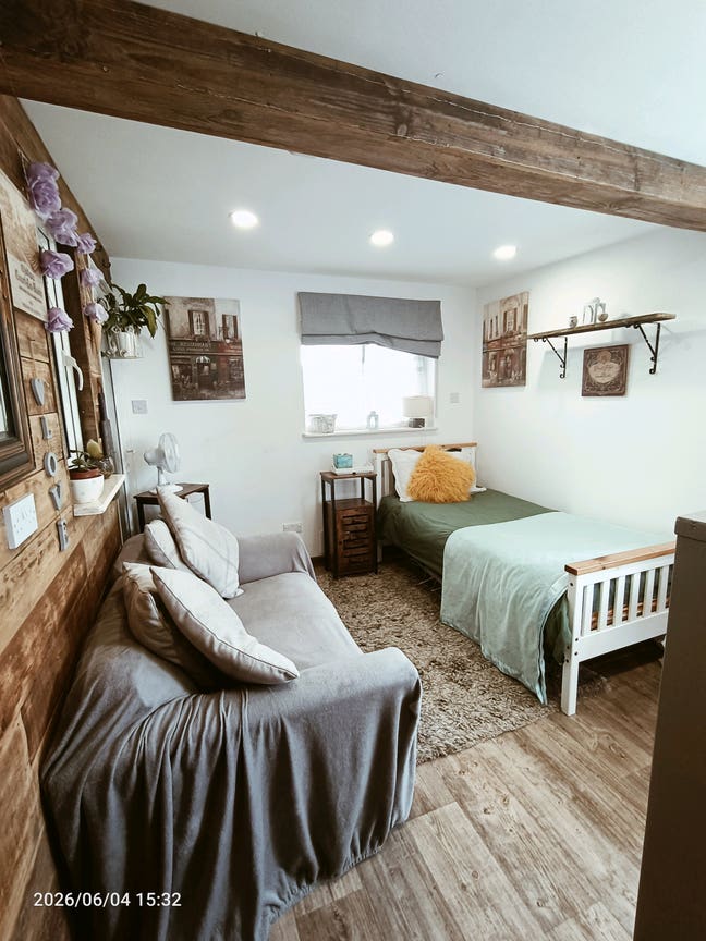 Room by the Sea Main Photo