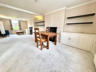 Spacious 2 bedroom in prime Chiswick Main Photo