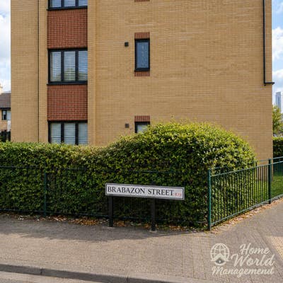 Spacious Double room–E14 6LA r Main Photo