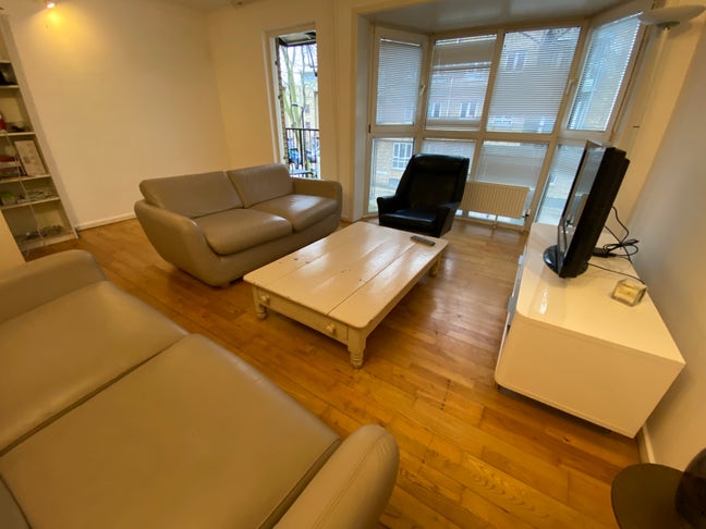 Double Room in 5-Bed Townhouse Main Photo