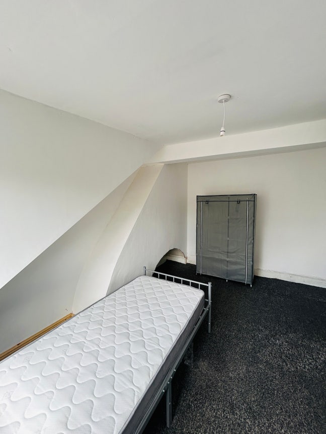 Spacious Room To Rent- &pound;300 including BILLS Main Photo