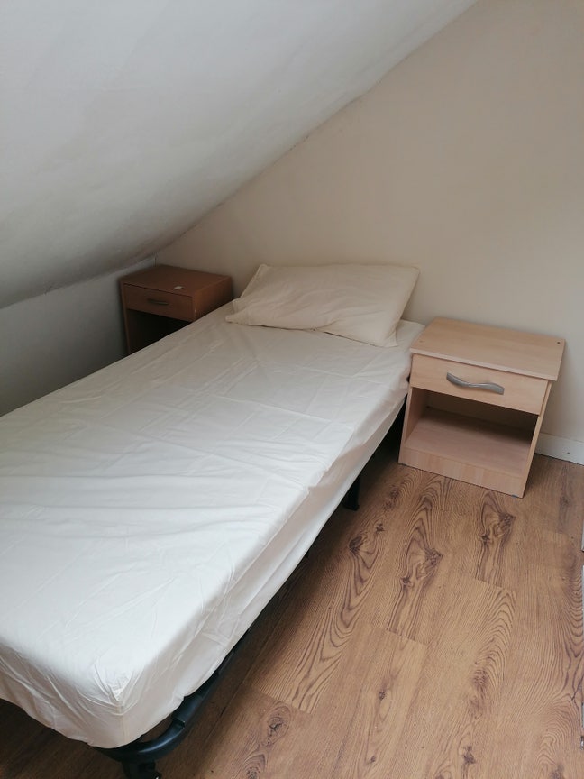 Tiny Room Ideal for  One Person Main Photo