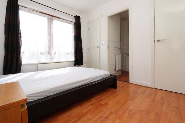 Ensuite Room in E14 - 4BHK - Near Tube Station! Main Photo
