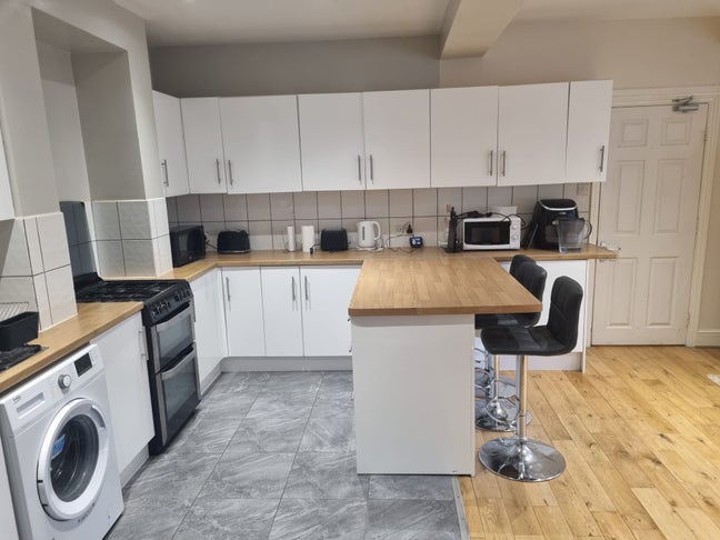 Licensed HMO Excellent Transport Links Main Photo