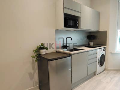 Convenience and Comfort studio in Vibrant Kingston Main Photo