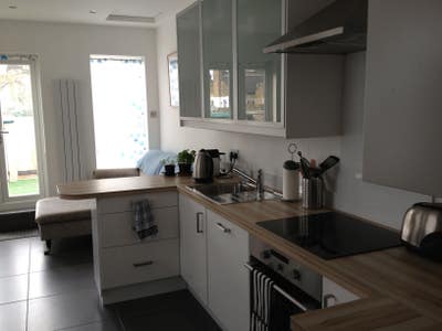 Monday to Friday en-suite double room Main Photo