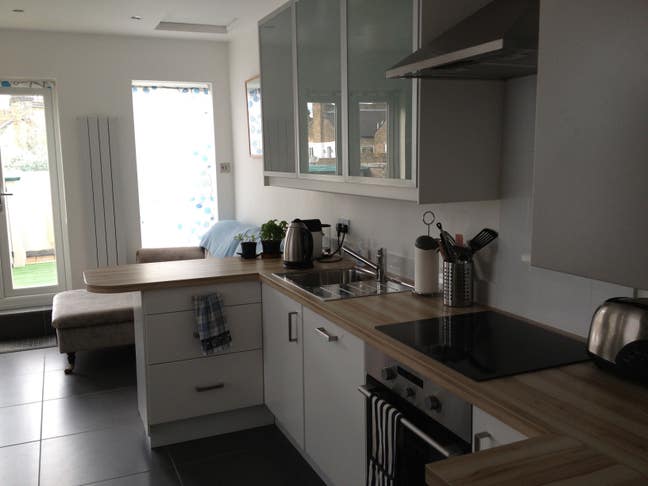 Monday to Friday en-suite double room Main Photo