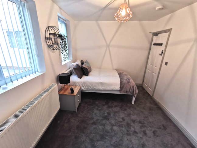 ** Large Luxury En Suite - No Bills To Pay! Main Photo