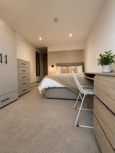 Private Balcony Room with En-Suite & Driveway🏠 Main Photo
