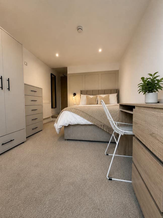 Private Balcony Room with En-Suite & Driveway🏠 Main Photo