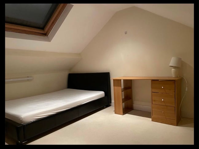 Loft room to rent for a female tenant Main Photo