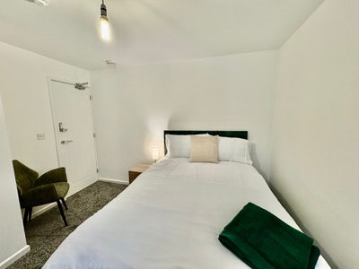 Newly refurbished centrally located rooms to let Main Photo