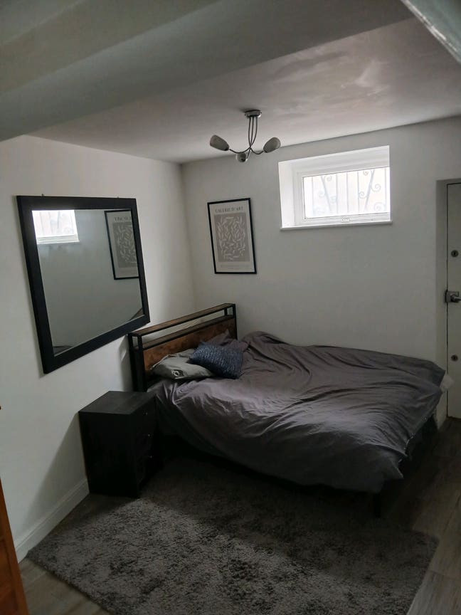 Clean double room in houseshare Main Photo