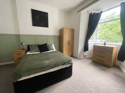 Large Room - Short Walk to City Centre Main Photo