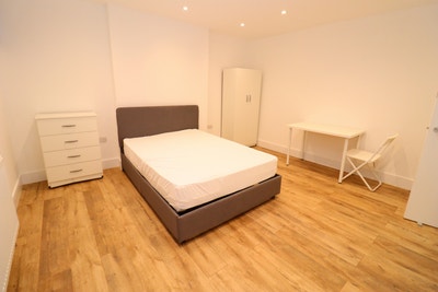 Very Large Room - Hanwell Nearby Elisabeth Line  Main Photo