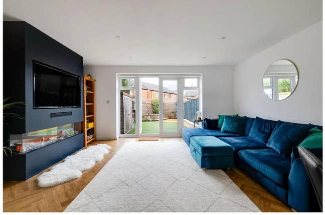 A lovely double room available for rent Main Photo