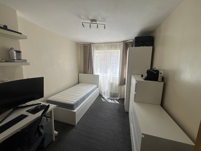 Bright and Cosy Large Bedroom Main Photo
