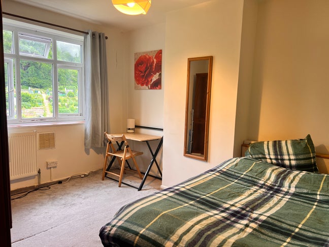 Large Room in a Quiet, Clean Flatshare Main Photo