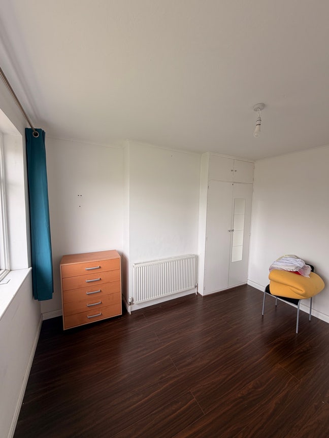 Bright & spacious double room available bills inc  Main Photo