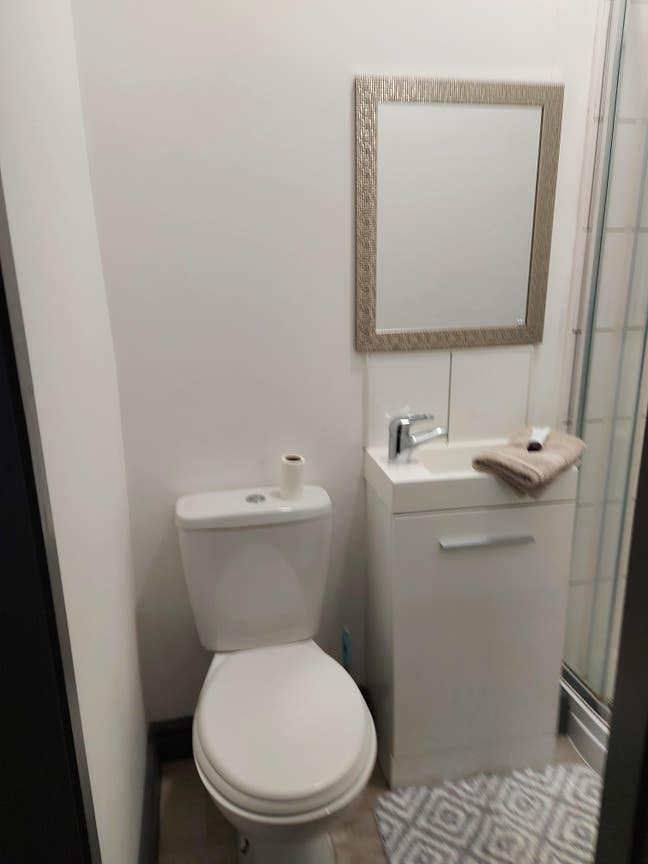 Single room with en-suite  Main Photo