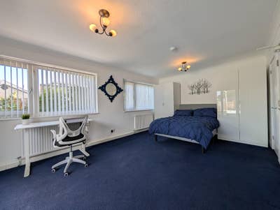 Super nice very large room with ensuite EV Charger Main Photo