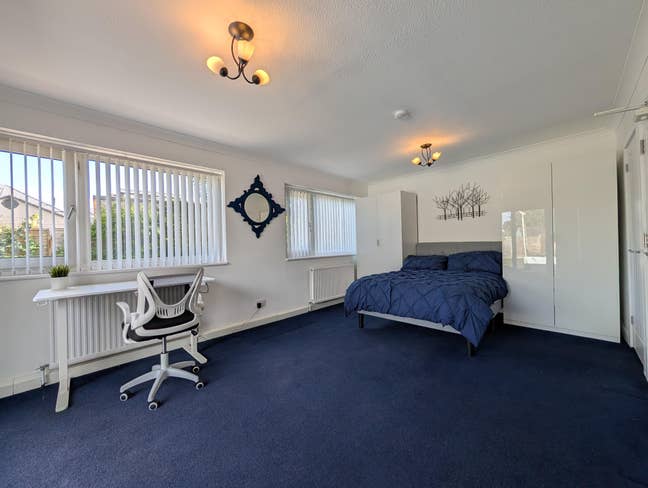Super nice very large room with ensuite EV Charger Main Photo