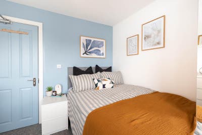 Newly refurbed double room & ensuite,WiFi, cleaner Main Photo