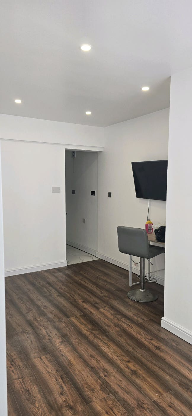 Studio flat with separate bathrooms and kitchen  Main Photo
