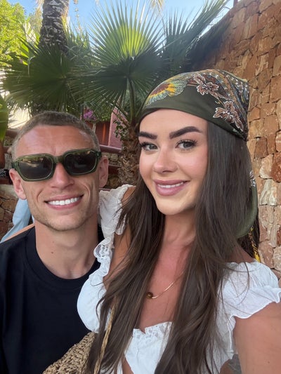 Fun, sociable couple in our 20’s! Main Photo