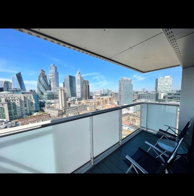 E1 Double Bedroom - perfect location and views Main Photo