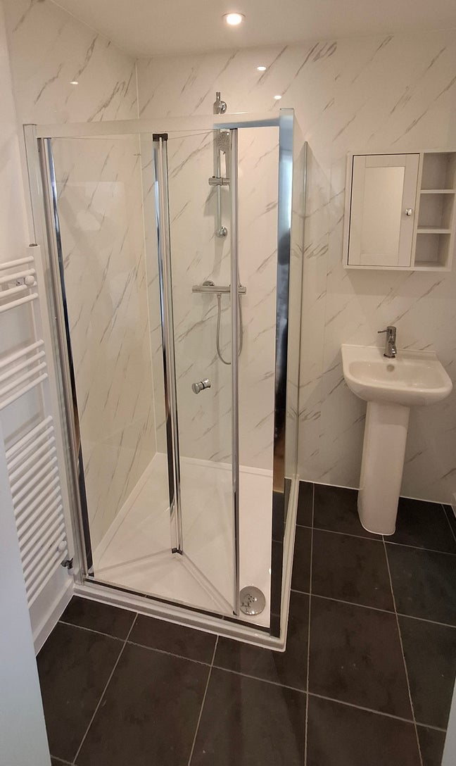 Spacious double room with ensuite  Main Photo