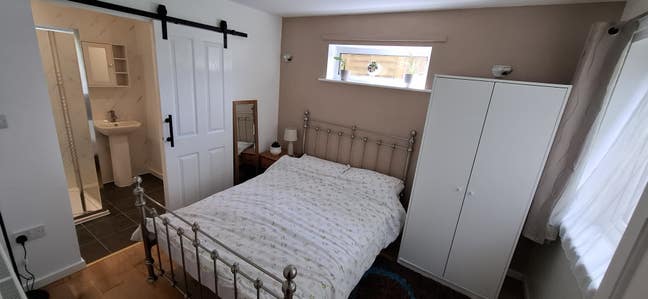 Spacious double room with ensuite  Main Photo