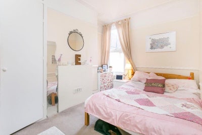 Lovely double room available in Clapham South Main Photo
