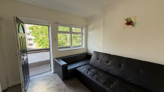 Modern 1 Bed Flat in Leyton E10  Main Photo