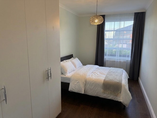Short term let - 1 / 2 bed flat Main Photo