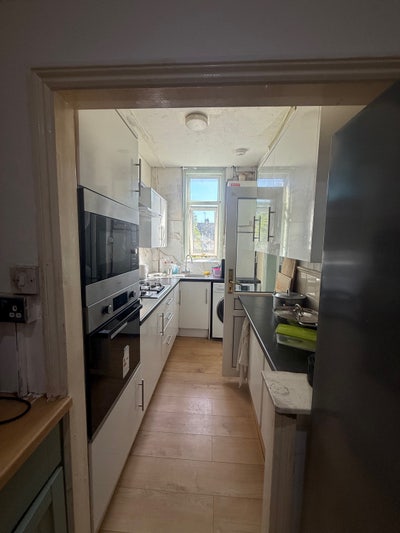 2 single rooms available  Main Photo