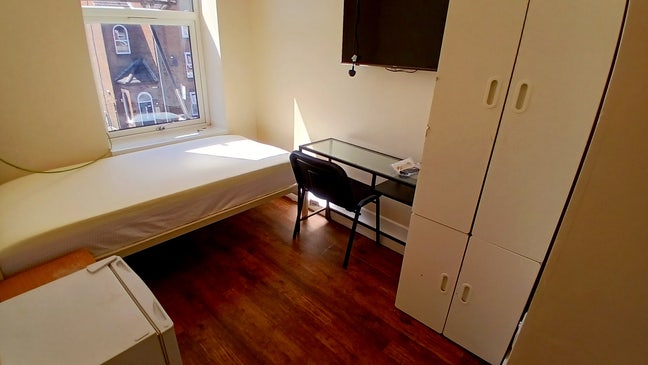 ST6. Large Single Ensuite + Fridge + Smart TV! Main Photo