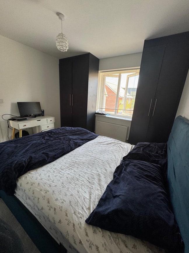 2 Double-bed rooms available in a 3 bedroom house Main Photo