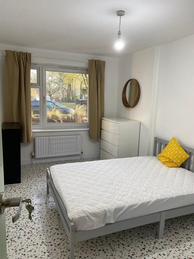 Spacious room in a friendly flat  Main Photo